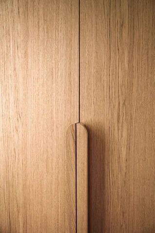 Close-up of an oak front with a full-height integrated timber pull